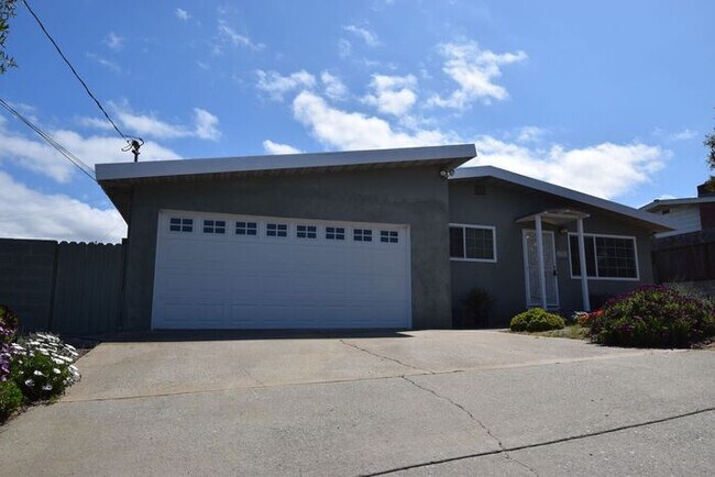 Building Photo - Updated 3 Bed 2 Bath in Sunny Upper Seaside