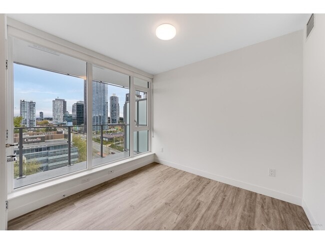 Photo du bâtiment - 9675-9675 King George Blvd