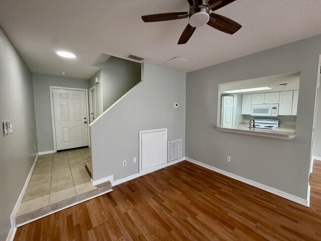 Foto del edificio - Spacious 3-Bedroom Townhome in Davenport