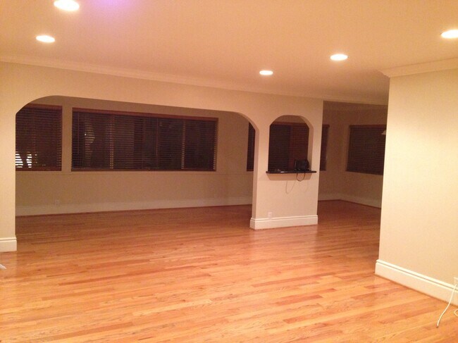 Beautiful - 14934 Dickens St