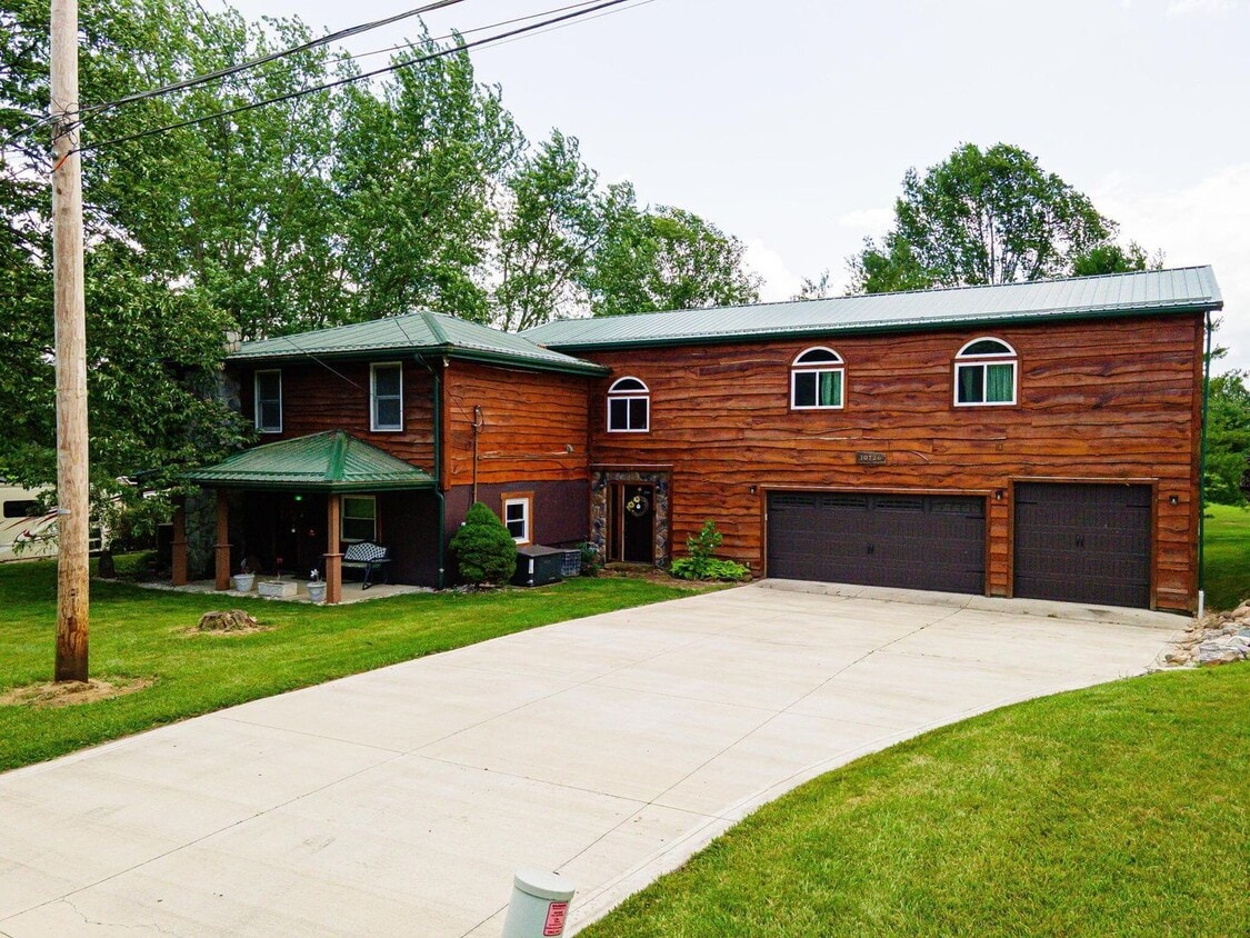 Primary Photo - Beautiful 3 Bedroom Fully Furnished House ...