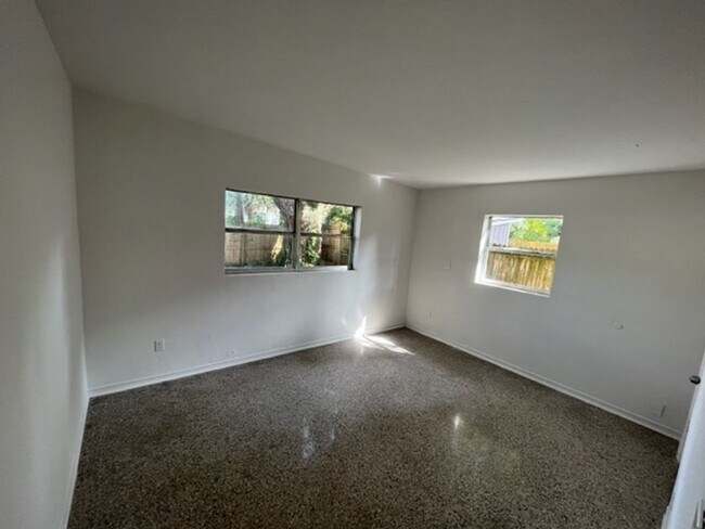 Building Photo - 2 Bedroom, 1 Bathroom Renovated and Ready ...