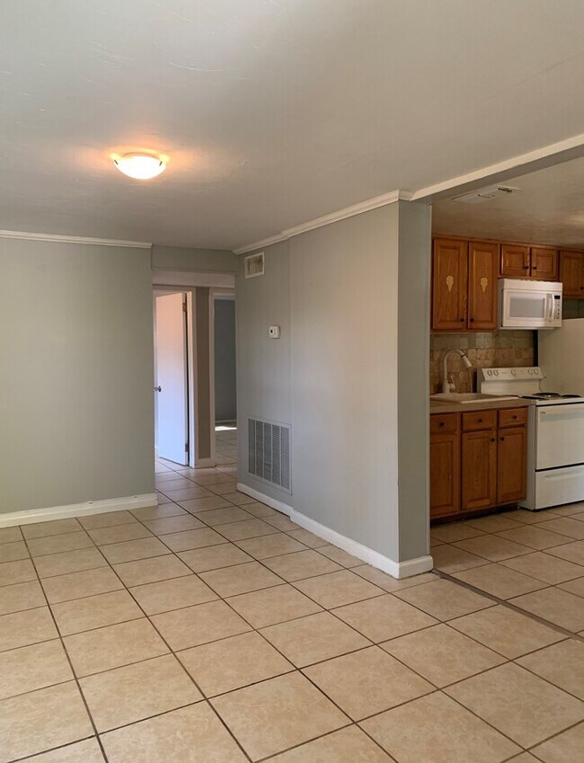 Foto del edificio - Spacious 3 Bedroom Home Near River City Marketplace