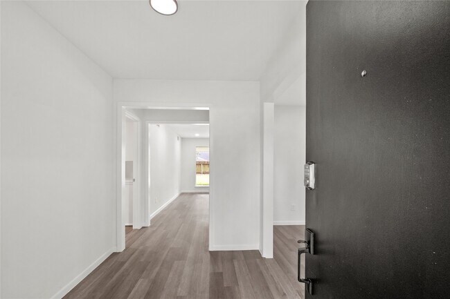 Building Photo - 8307 Braesview Ln