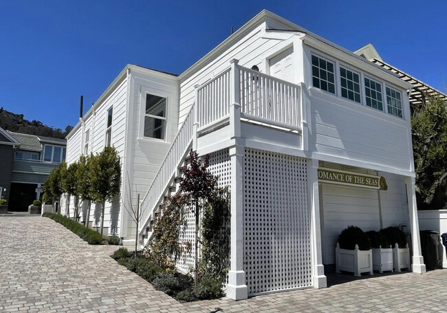 Building Photo - 206 2nd St