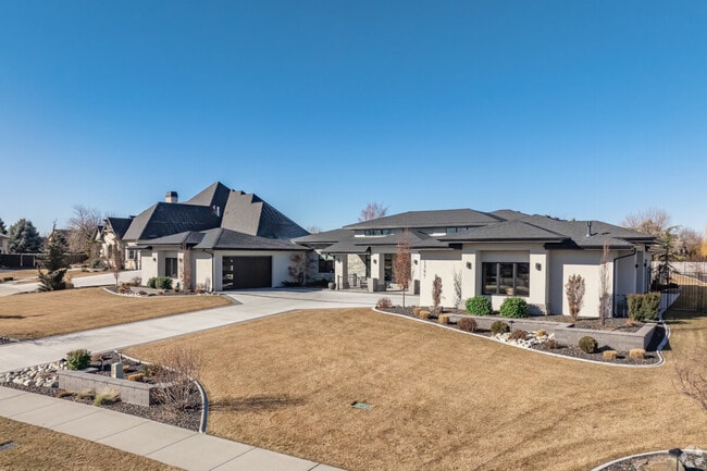 Find a combination of single-family homes and large estates in the city of Twin Falls Idaho.