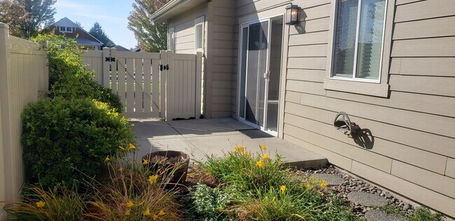 Foto del edificio - Rare Liberty Lake Townhome in Rocky Hill – 3 Bed, 2.5 Bath End Unit Available July 15th