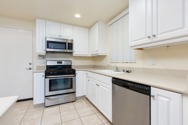 Building Photo - ***LIGHT & BRIGHT END UNIT PARK LIKE SETTI...