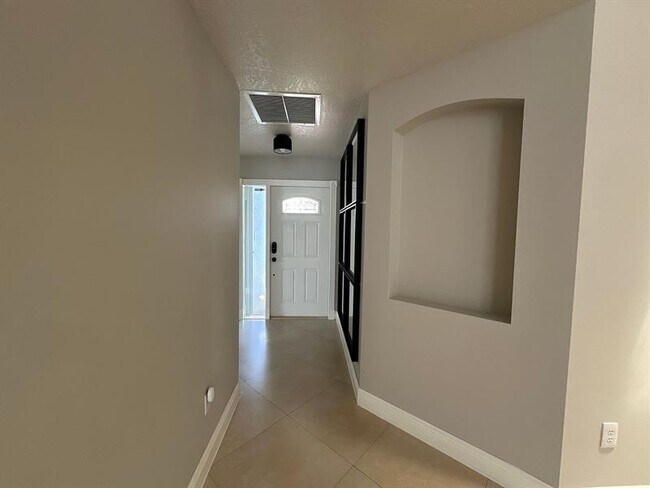 Foto del edificio - 16586 NW 4th St
