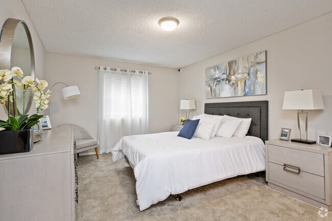2BR, 2BA - 1000SF - Primary Bedroom - Acas Verandas at Rocky Ridge