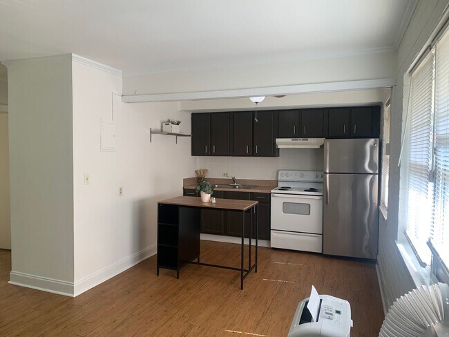 Building Photo - Charming One Bedroom Apartment In The Heart of Plaza Midwood!