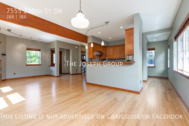 Building Photo - Stunning 2BD/2.5BA Edmonds Townhome!
