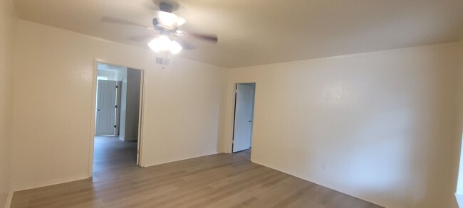 Foto del edificio - Huge 4 bedroom/1 bath Downstairs unit with...