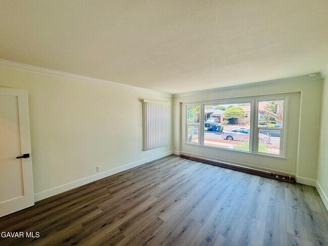 Foto del edificio - 6534 Balcom Ave