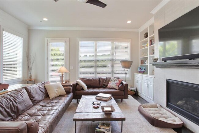 Building Photo - 300 Lantana Ln