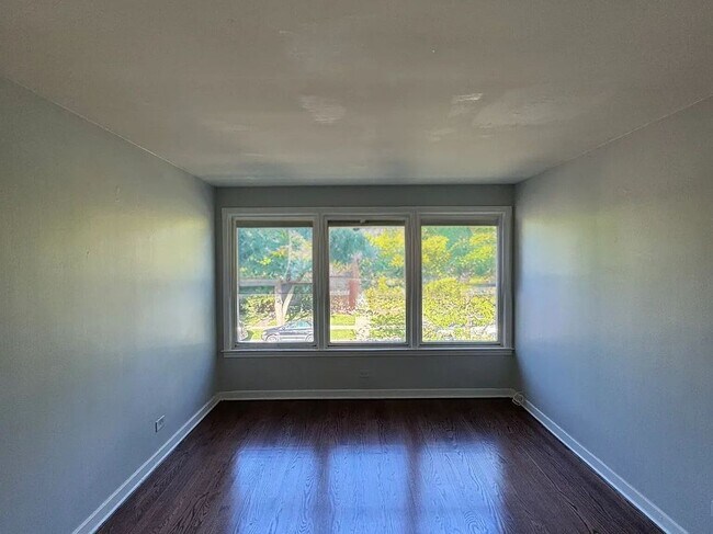 Foto del edificio - 8957 Lamon Ave