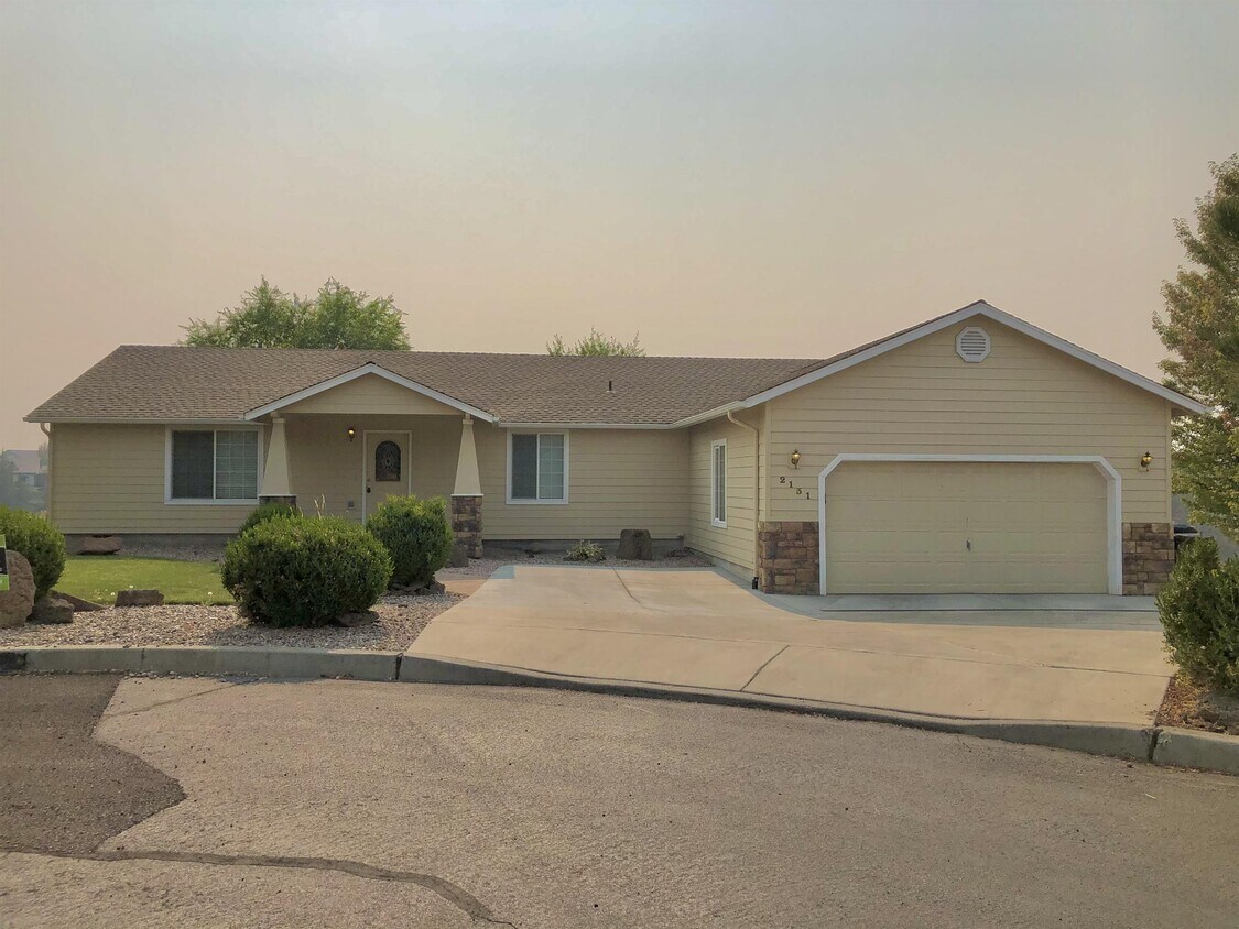 Primary Photo - 2131 NW Canyon Ct