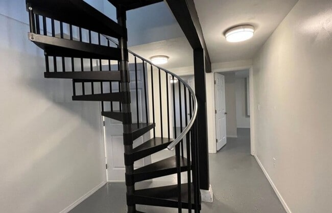 Foto del edificio - Large Home with Spiral Staircase in York Neighborhood!