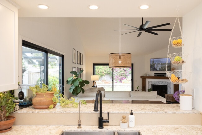 Building Photo - 3337 Vivienda Cir