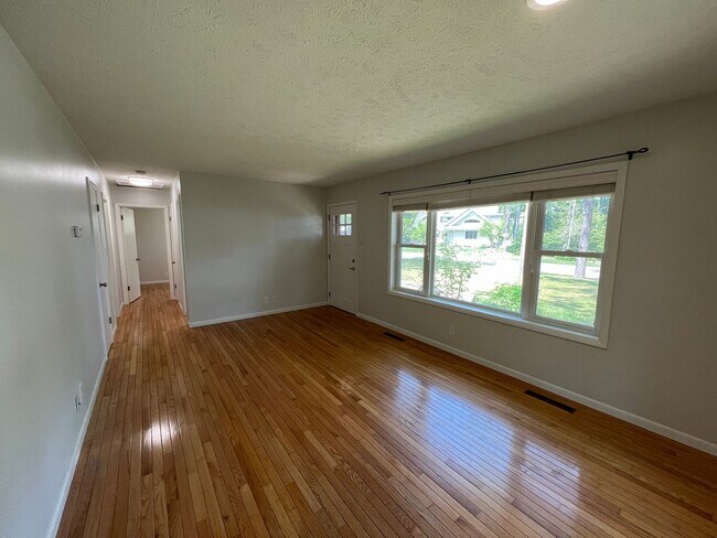 Foto del edificio - The Little Bungalow of Your Dreams Near East Bay! 2BR / 1BA Long-Term Rental