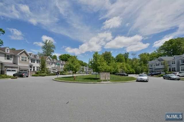 Building Photo - 36 Pineview Dr