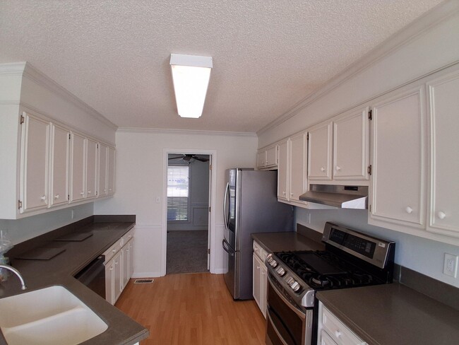 Building Photo - 885 Bit Ct