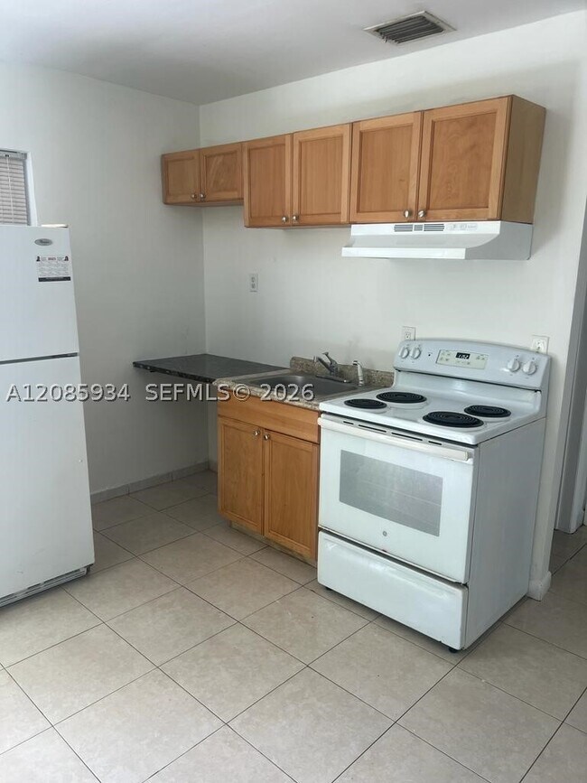 Building Photo - 526 SW 64th Ct