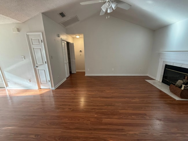 Foto del edificio - 3236 Lord Murphy Trail