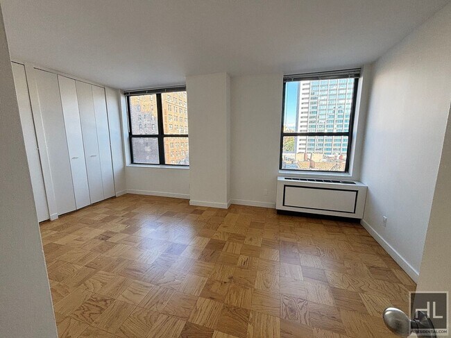 Foto del edificio - HUGE NO-FEE 1 BED WITH BEAUTIFUL VIEWS IN ...