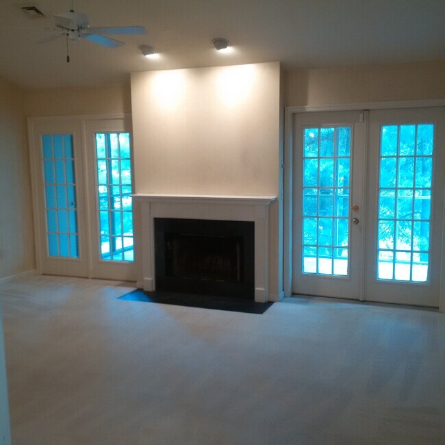 Great Room w/ Screened Porch - 29 Sterling Ct