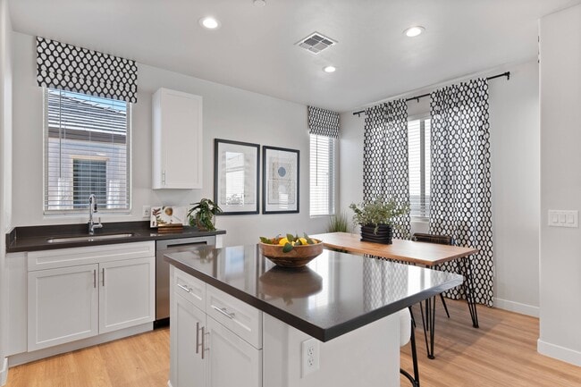 Building Photo - Moderne at Rocking K