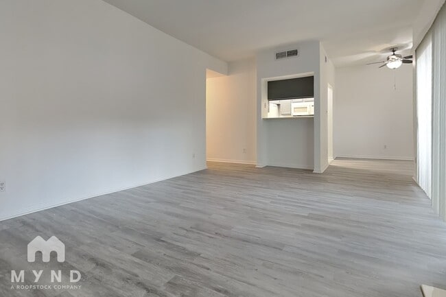 Foto del edificio - 6500 Harbor Town Dr