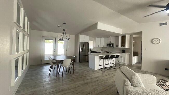 Building Photo - 10737 S Avenida Esperanza