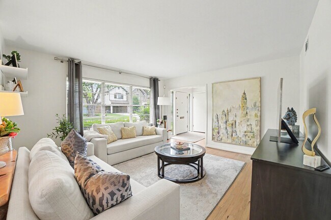 Foto del edificio - 6267 Chevy Chase Dr