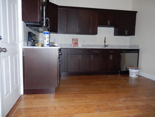 Foto del edificio - Central JP Location, In-Unit Laundry, Porc...