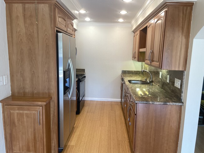 kitchen - 1945 Mount Vernon Ct