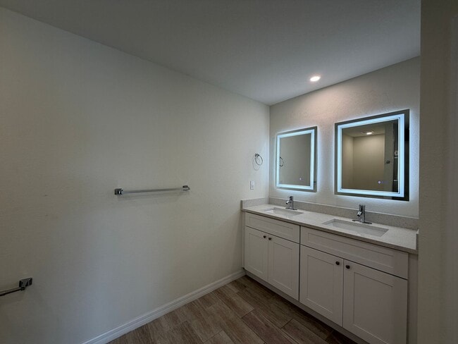 Foto del edificio - 1018 Vogiantzis Pkwy