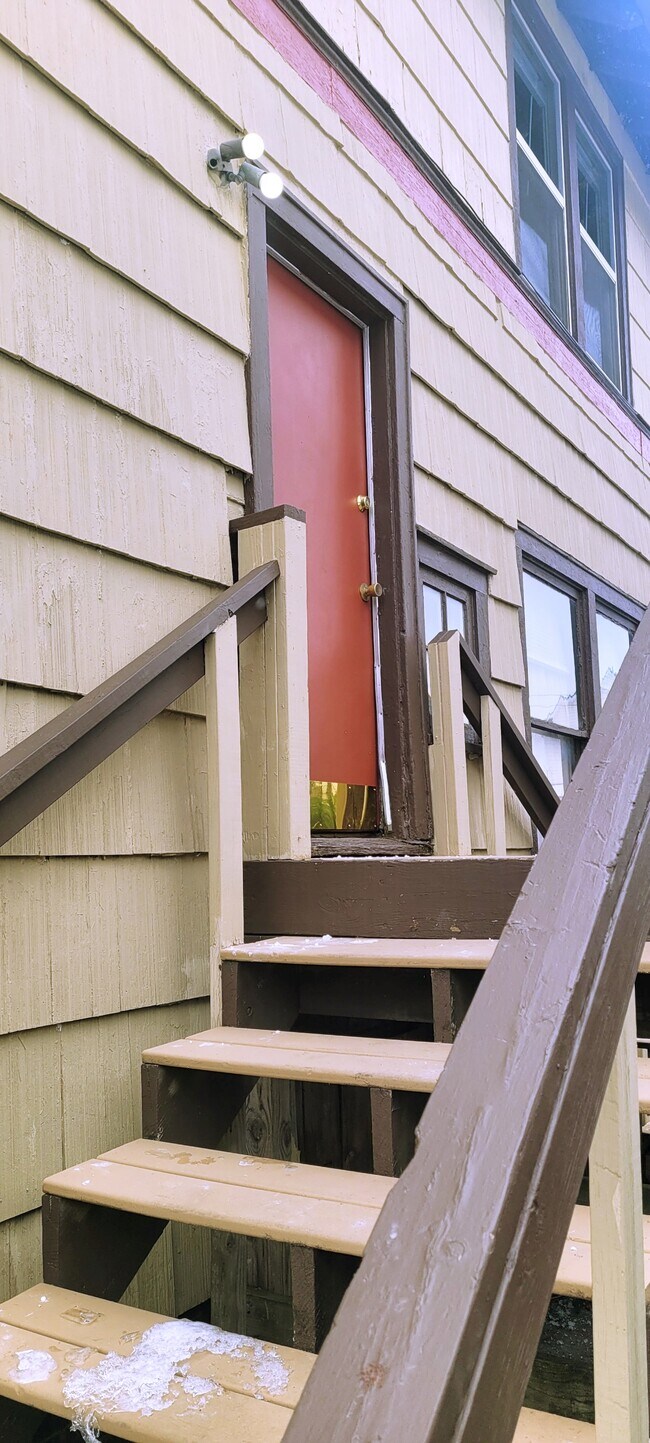 Entrada lateral a 2359 - 2359 Indiana Ave