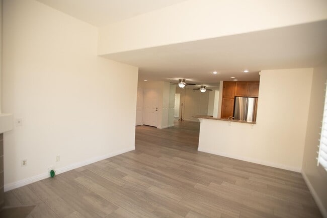 Building Photo - 2 Bedrooms | 2 Bathrooms | Shoppers Paradise