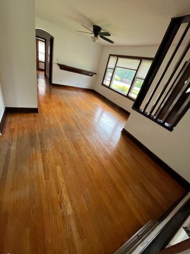 Building Photo - 488 Seminole Dr