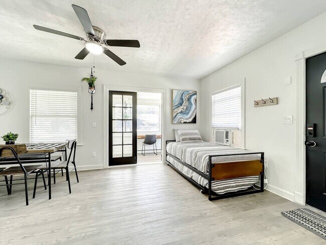 Foto del edificio - 1824 Hollenbeck Dr
