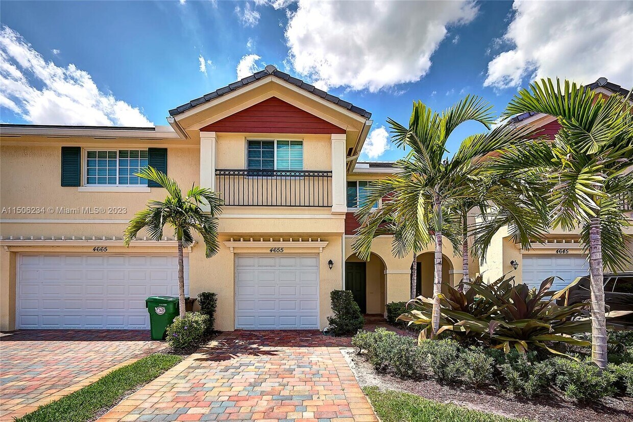 Foto principal - 4655 Windmill Ln