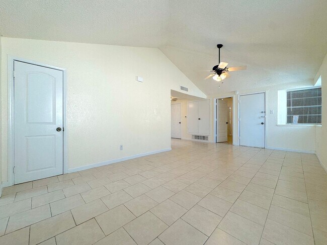 Foto del edificio - Refrig A/C 2bed/2bath Duplex with Bonus Room!