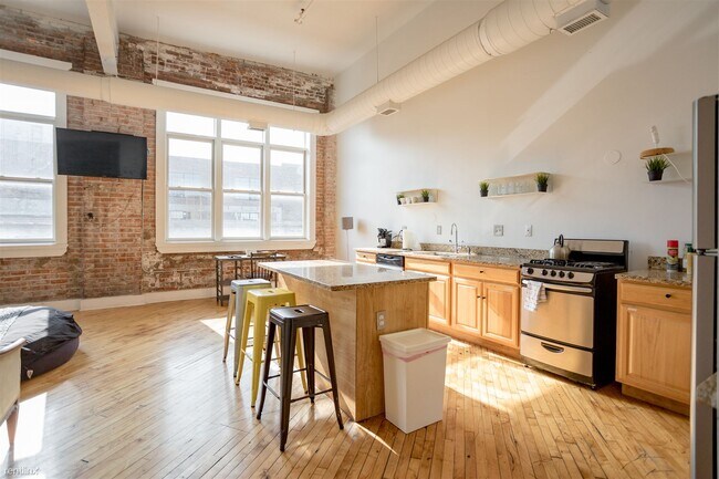 Building Photo - 1 br, 1 bath Condo - 2843 E Grand Blvd