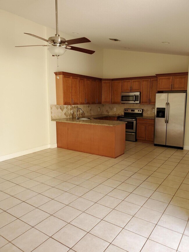 Building Photo - 1126 Hyacinth Pl