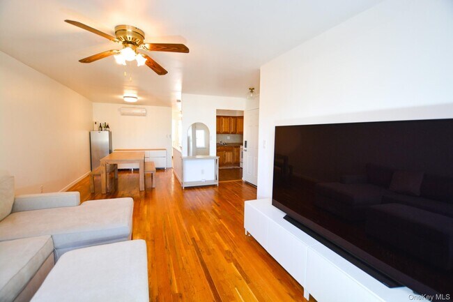 Foto del edificio - 212-72-212-16 16th Ave