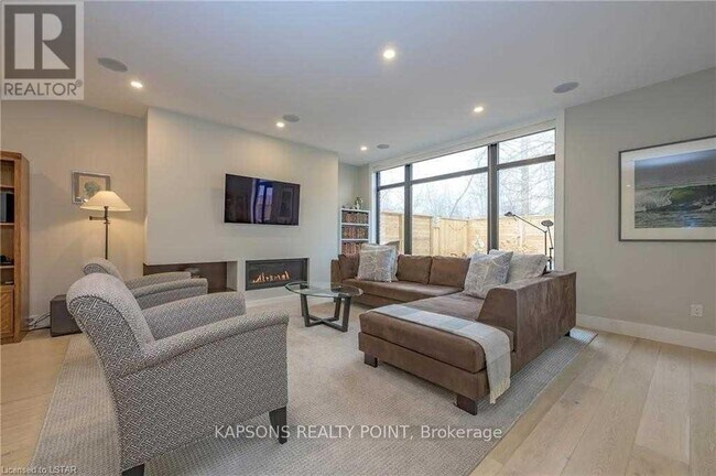 Building Photo - 2368 Red Thorne Ave