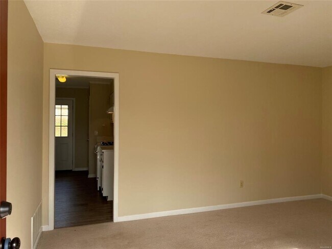 Building Photo - 221 Clubview Dr