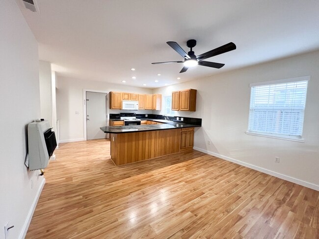 Building Photo - 1 Bed/1 Bath Cottage Style Home