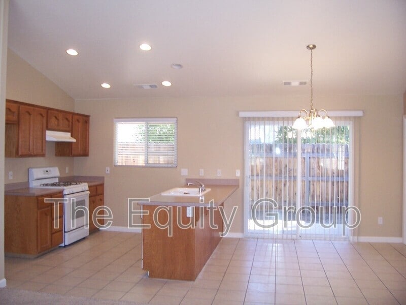 Foto del edificio - 3640 E Mineral King Ave